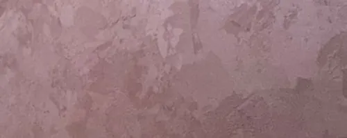 Detalle de la textura del micrometal rosa aplicado en un pasillo