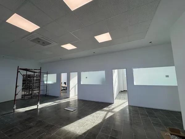 Las oficinas terminadas, con falso techo, luces LED y despachos