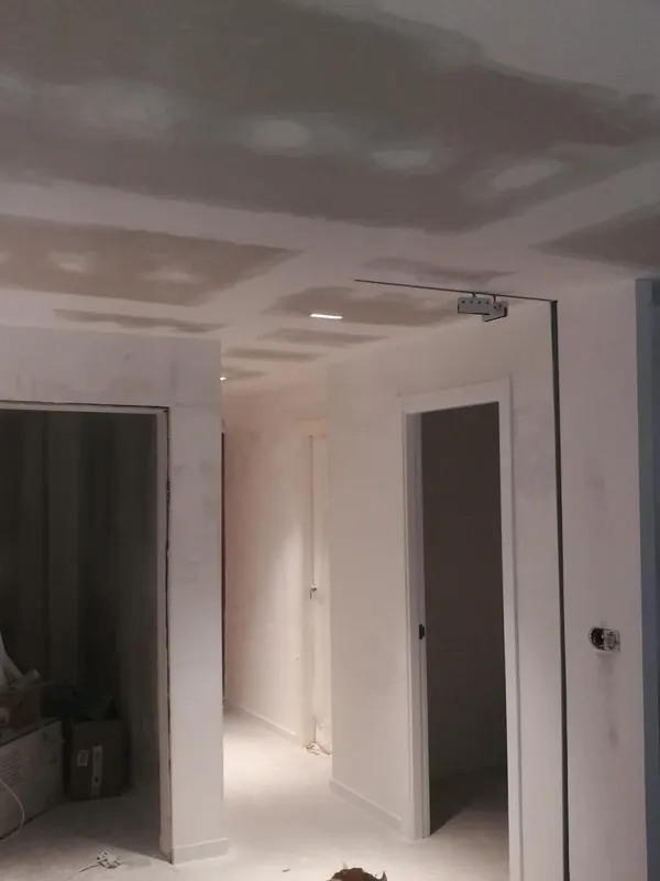Pasillo en obra, con el techo de pladur sin pintar