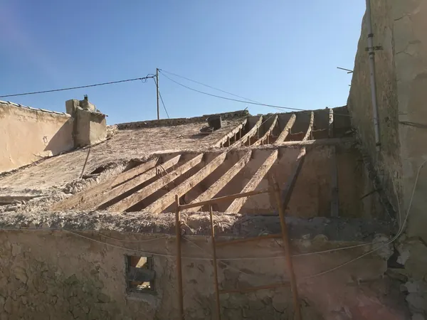 Tejado antes de la obra, hundido y con las vigas al descubierto