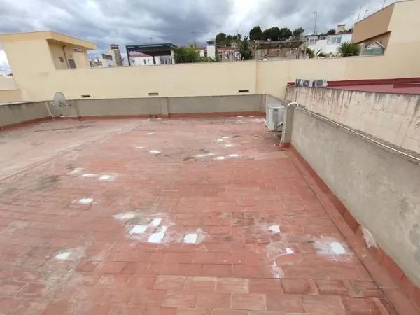 Terraza antes de la obra, con el suelo de baldosa gastado y con parches